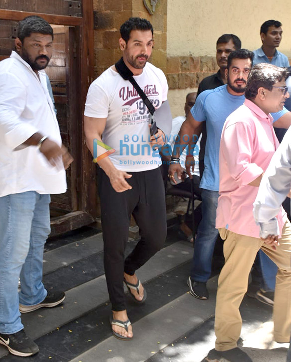 Photos: Rakesh Roshan, John Abraham and others at Ajay Devgn’s house Photos: Rakesh Roshan, John Abraham and Vatsal Sheth at Ajay Devgn's house
