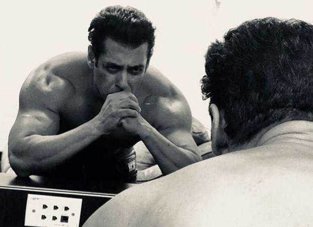 Salman Khan posts a SHIRTLESS selfie, sending fans into frenzy