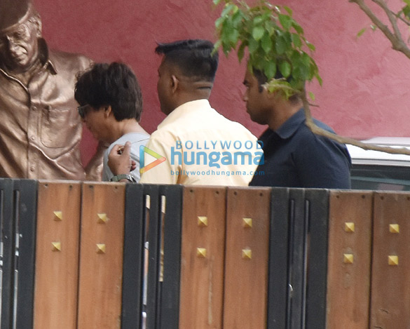 Photos: Shah Rukh Khan spotted in Andheri