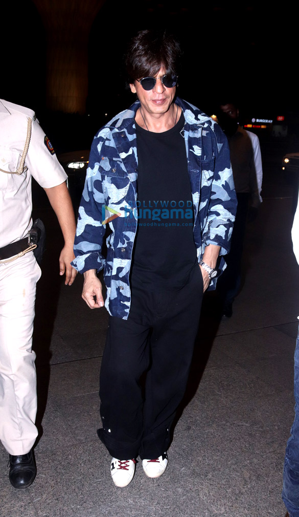 Photos: Shah Rukh Khan, Kareena Kapoor Khan and others snapped at the airport Photos: Shah Rukh Khan, Kareena Kapoor Khan and others snapped at the airport