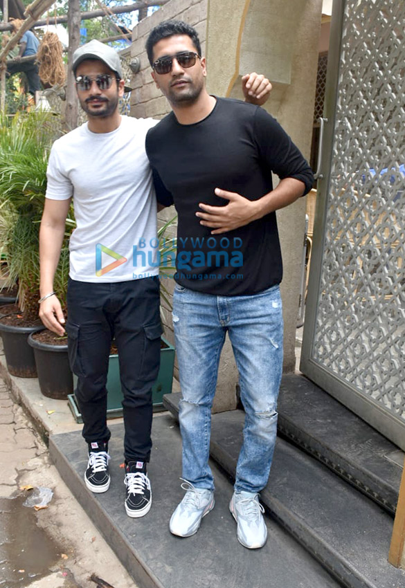 Photos Vicky Kaushal And Sunny Kaushal Snapped With Their Parents At ...