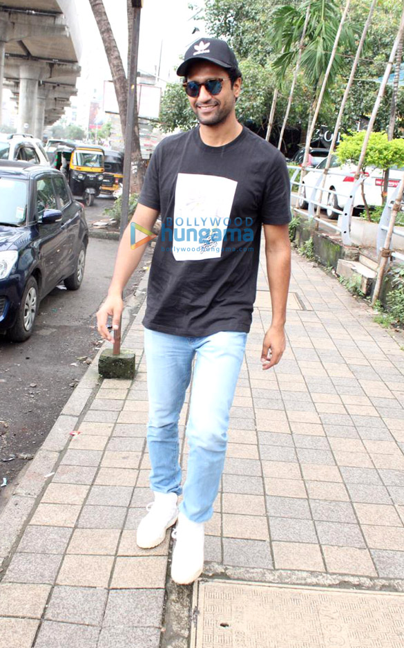 Photos: Vicky Kaushal snapped at Apple store in Andheri Photos: Vicky Kaushal snapped at Apple store in Andheri