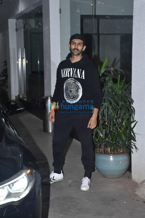 Photos: Kartik Aaryan spotted at a dubbing studio in Juhu