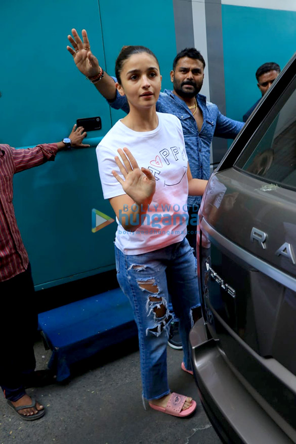 Photos: Alia Bhatt snapped at a shoot location Photos: Alia Bhatt snapped at a shoot location