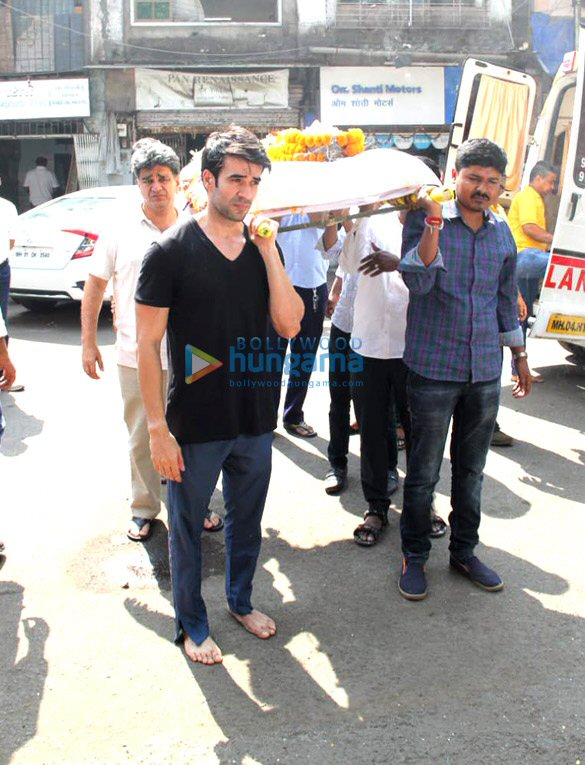 Photos: Celebs attend the funeral of Manish Malhotra’s father Photos: Celebs attend the funeral of Manish Malhotra’s father