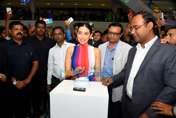 Photos: Karisma Kapoor snapped at the launch of OnePlus store at Elpro City Square Mall in Chinchwad, Pune Photos: Karisma Kapoor snapped at the launch of OnePlus store at Elpro City Square Mall in Chinchwad, Pune