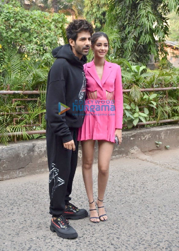 Photos: Kartik Aaryan, Ananya Panday and Bhumi Pednekar snapped during Pati Patni Aur Woh promotions Photos: Kartik Aaryan, Ananya Panday and Bhumi Pednekar snapped during Pati Patni Aur Woh promotions