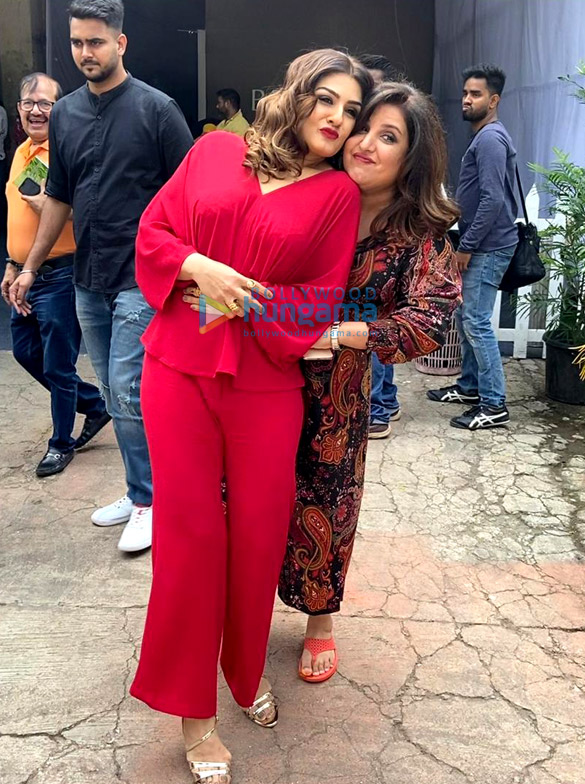 Photos: Raveena Tandon and Farah Khan snapped shooting for the show Backbenchers