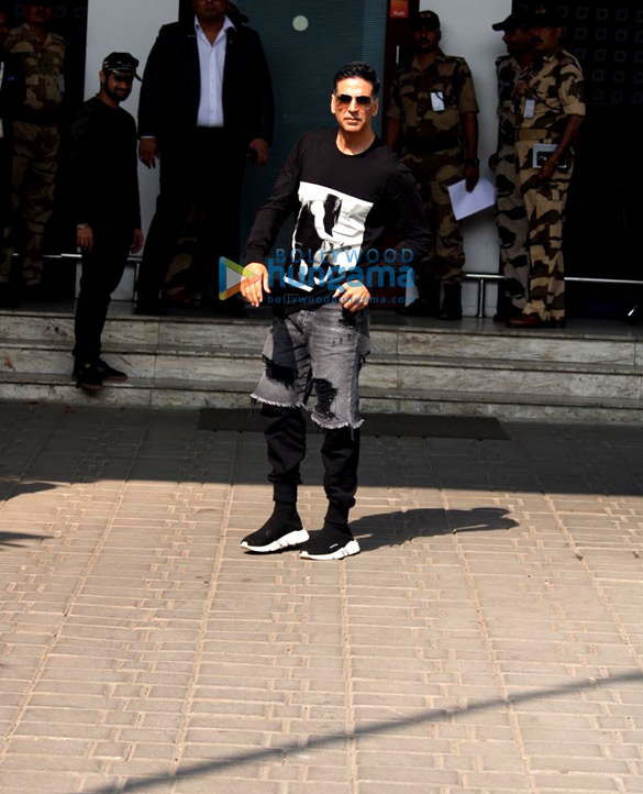 Photos: Akshay Kumar, Kiara Advani and others at the airport