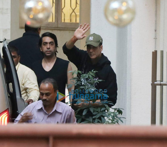 Photos: Akshay Kumar snapped at a dubbing studio in Juhu
