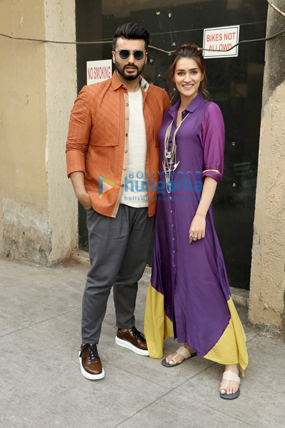 Photos: Arjun Kapoor and Kriti Sanon snapped promoting their film Panipat Photos: Arjun Kapoor and Kriti Sanon snapped promoting their film Panipat