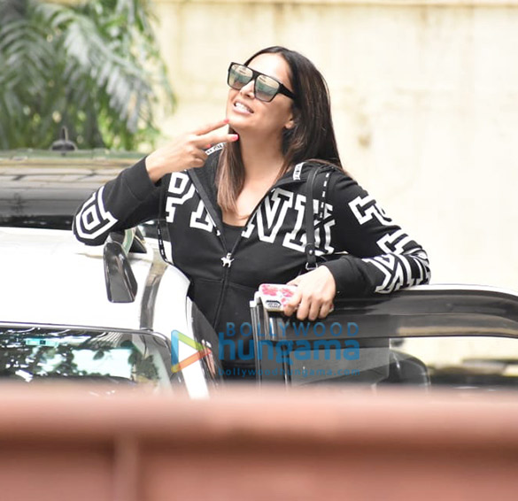 Photos: Bipasha Basu snapped at a dubbing studio in Juhu Photos: Bipasha Basu snapped at a dubbing studio in Juhu