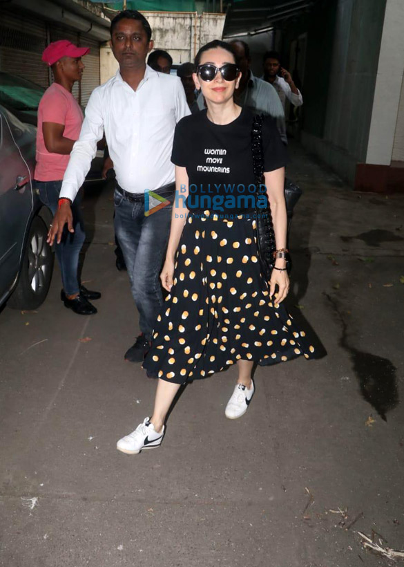 Photos: Karisma Kapoor snapped in Khar Photos: Karisma Kapoor snapped in Khar