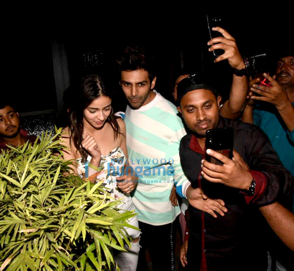 Photos: Kartik Aaryan, Ananya Panday, Kim Sharma and Ibrahim Ali Khan spotted at Pali Bhavan in Bandra