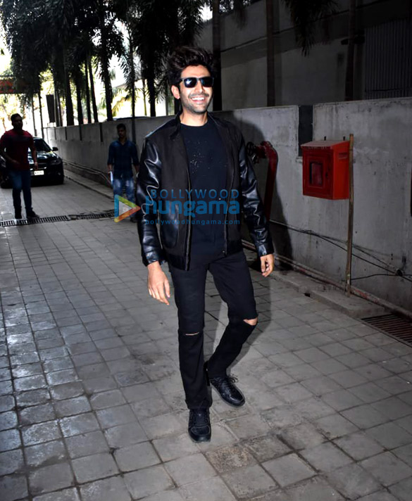 Photos: Kartik Aaryan snapped at dance class in Andheri Photos: Kartik Aaryan snapped at dance class in Andheri