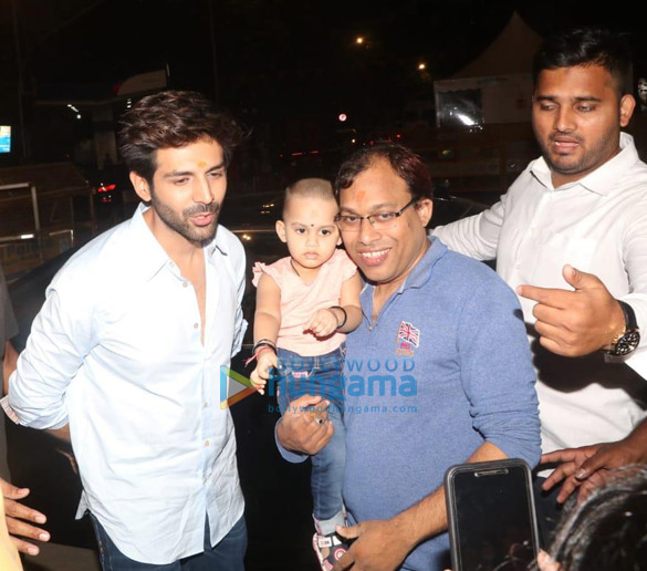 Photos: Kartik Aaryan snapped visiting Siddhivinayak temple