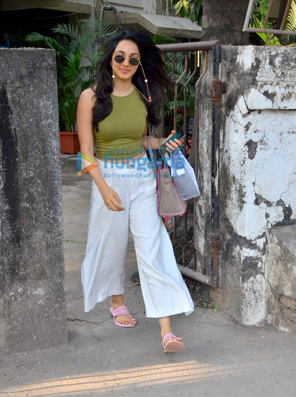 Photos: Kiara Advani spotted at Kromakay salon in Juhu Photos: Kiara Advani spotted at Kromakay salon in Juhu