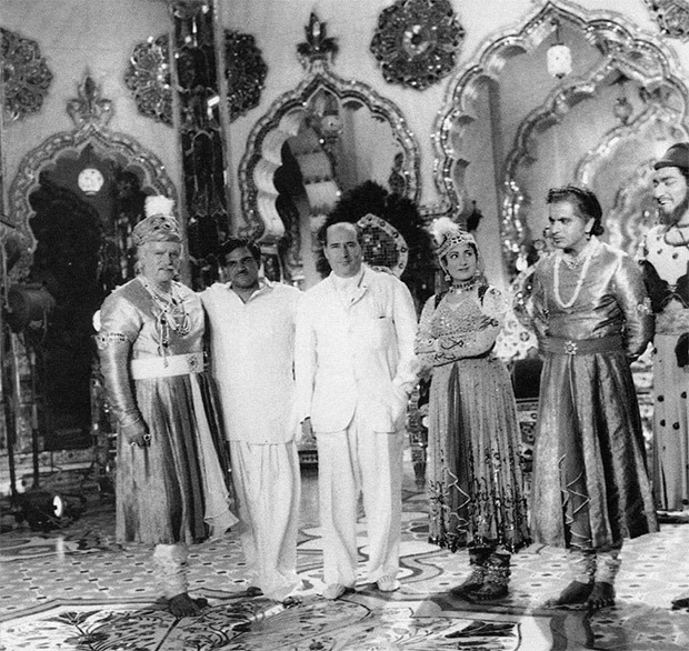 Rishi Kapoor shares rare photo of Prithviraj Kapoor, Dilip Kumar and the cast of Mughal-e-Azam with Italian filmmaker Roberto Rossellini Rishi Kapoor shares rare photo of Prithviraj Kapoor, Dilip Kumar and the cast of Mughal-e-Azam with Italian filmmaker Roberto Rossellini