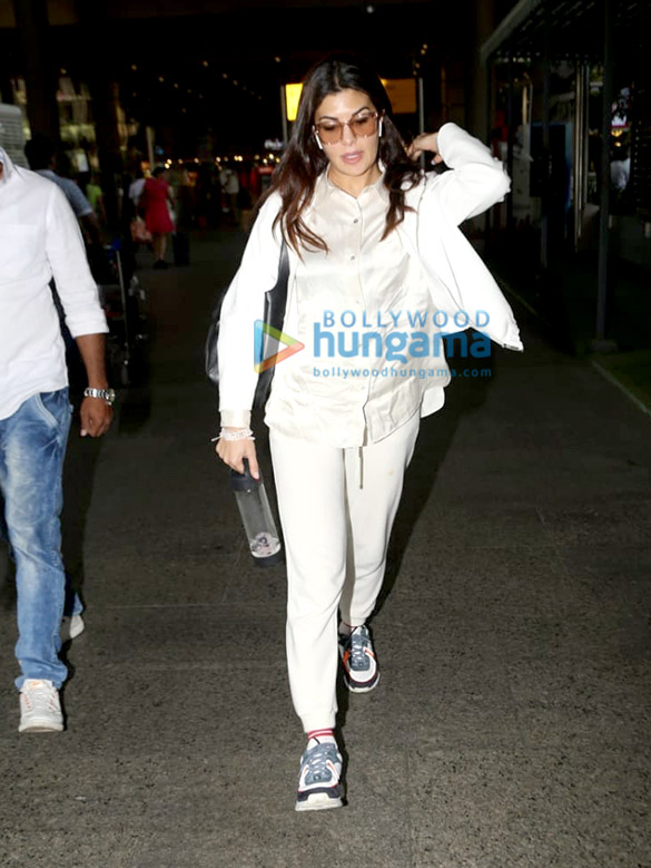 Photos: Jacqueline Fernandez, Janhvi Kapoor and others snapped at the airport Photos: Jacqueline Fernandez snapped at the airport