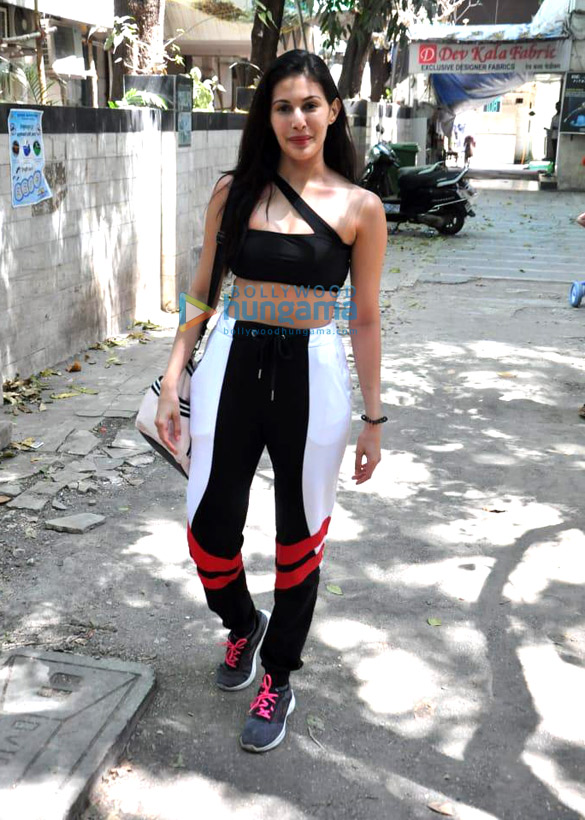 Photos: Amyra Dastur snapped at a dance class Photos: Amyra Dastur snapped at a dance class