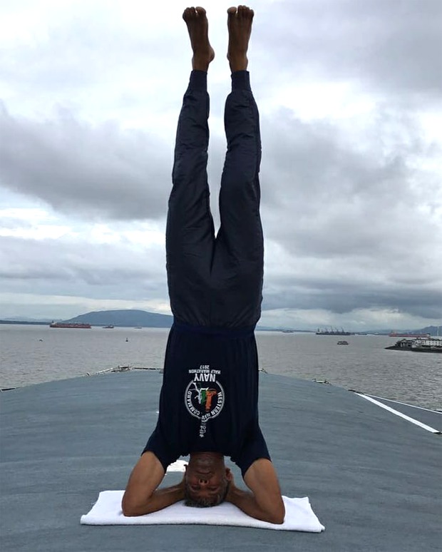 Watch: Milind Soman does a neat head-stand, shares his lockdown routine Watch: Milind Soman does a neat head-stand, shares his lockdown routine : Bollywood Information 7