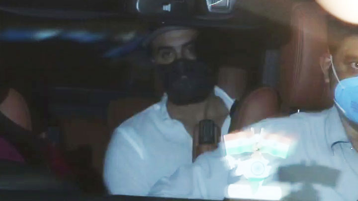 Ranbir Kapoor snapped at a dubbing studio in Khar Ranbir Kapoor snapped at a dubbing studio in Khar