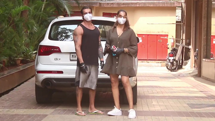 Bipasha Basu with husband Karan Singh Grover spotted at Bandra Bipasha Basu with husband Karan Singh Grover spotted at Bandra