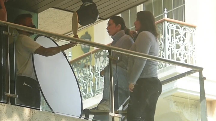 Kareena Kapoor and Karisma Kapoor spotted at their home balcony for a photoshoot Kareena Kapoor and Karisma Kapoor spotted at their home balcony for a photoshoot