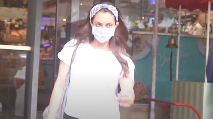 Seema Khan spotted at food hall in Khar Seema Khan spotted at food hall in Khar