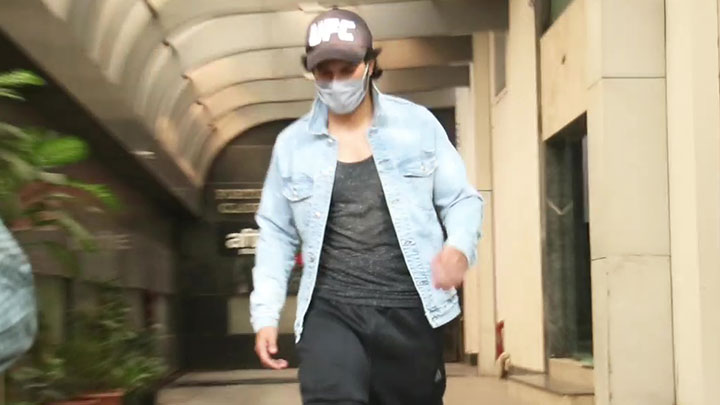 Varun Dhawan spotted at gym in Bandra Varun Dhawan spotted at gym in Bandra