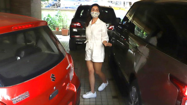 Alia Bhatt spotted at Dubbing studio in Bandra Alia Bhatt spotted at Dubbing studio in Bandra