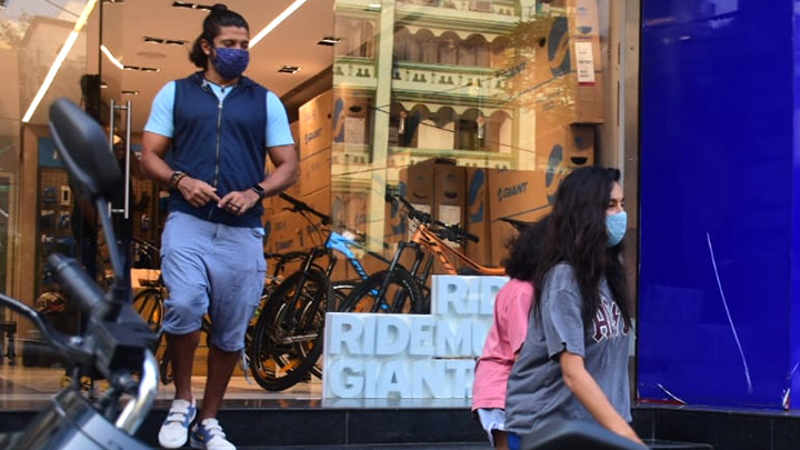 Farhan Akhtar with girlfriend Shibani Dandekar and his kid spotted in Bandra Farhan Akhtar with girlfriend Shibani Dandekar and his kid spotted in Bandra