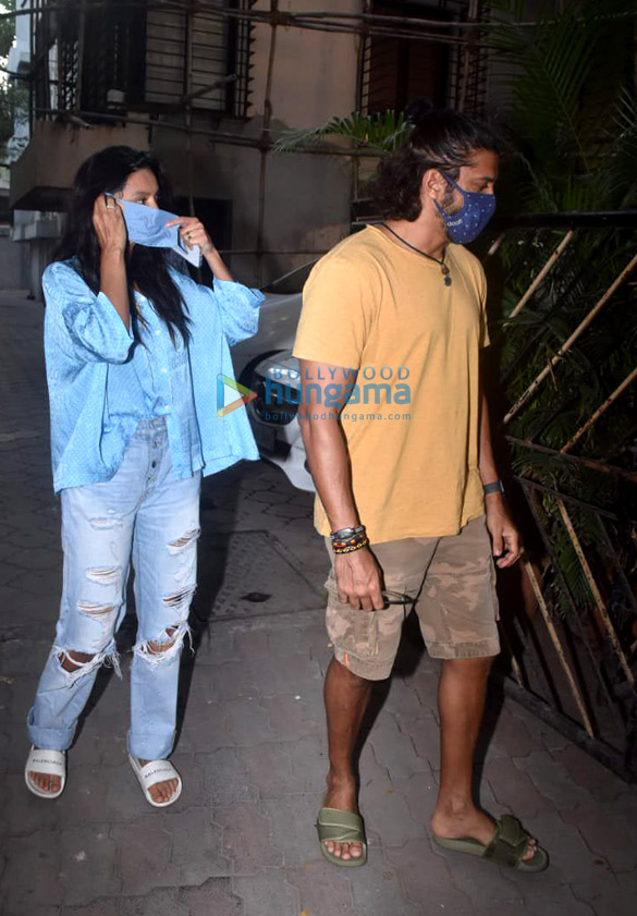 Photos: Farhan Akhtar, Shibani Dandekar, Zoya Akhtar, Satish Kaushik snapped at Javed Akhtar’s house in Juhu Photos: Farhan Akhtar, Shibani Dandekar, Zoya Akhtar, Satish Kaushik snapped at Javed Akhtar's house in Juhu