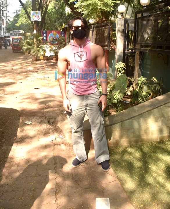 Photos: Tiger Shroff snapped at a dubbing studio in Juhu