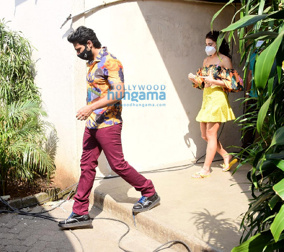 Photos: Varun Dhawan and Sara Ali Khan spotted in Bandra