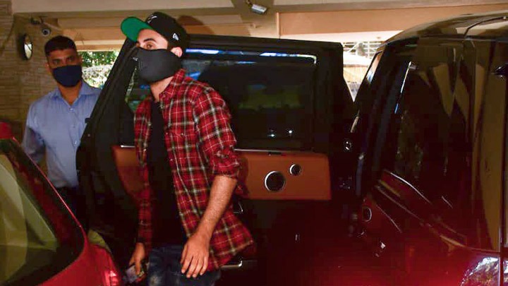 Ranbir Kapoor spotted at dubbing studio in Bandra Ranbir Kapoor spotted at dubbing studio in Bandra