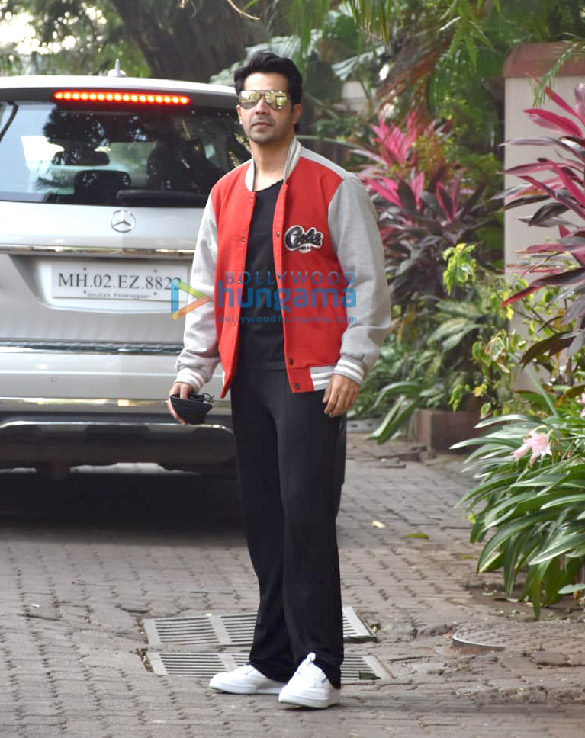 Photos: Varun Dhawan snapped in Juhu Photos: Varun Dhawan snapped in Juhu