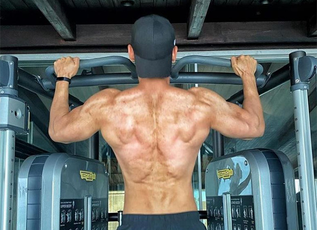 John Abraham's 'woke up like this' picture is giving out major fitness goals; Abhishek Bachchan drops a comment : Bollywood News - Vimarsana News