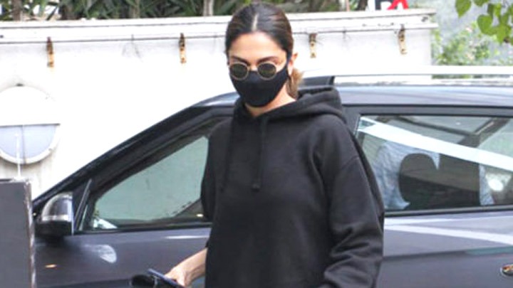 Deepika Padukone spotted at Foodhall in Bandra Deepika Padukone spotted at Foodhall in Bandra