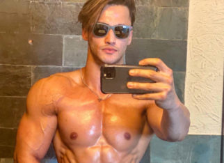 Asim Riaz flaunts his chiselled body in shirtless picture Asim Riaz flaunts his abs in his latest shirtless mirror selfie