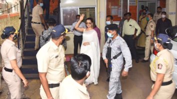 Kangana Ranaut with sister Rangoli arrived at Bandra Police Station