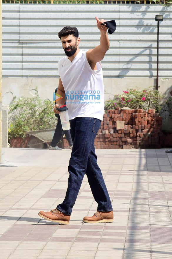 Photos: Aditya Roy Kapur spotted at a gym in Bandra