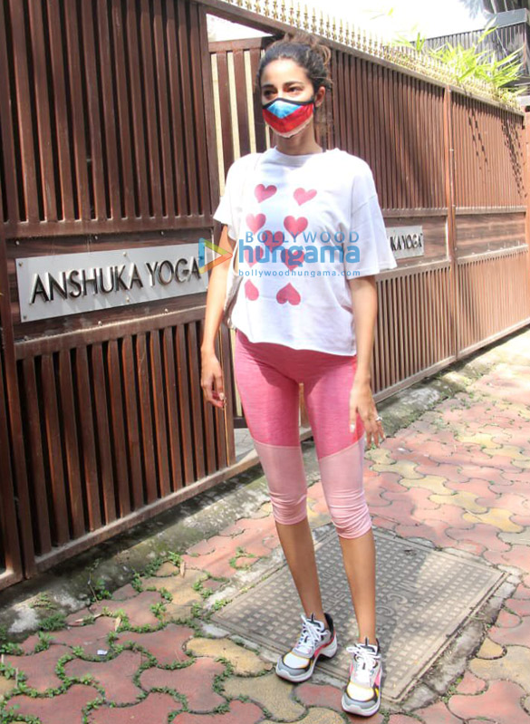 Photos: Ananya Panday spotted at yoga class in Bandra Photos: Ananya Panday spotted at yoga class in Bandra