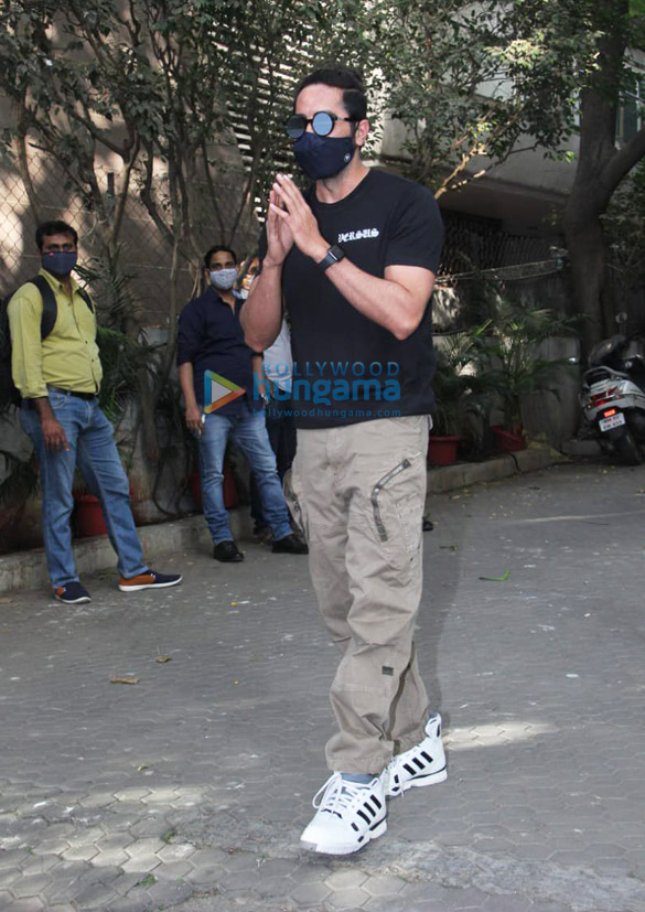 Photos: Ayushmann Khurrana snapped at a skincare clinic in Santacruz