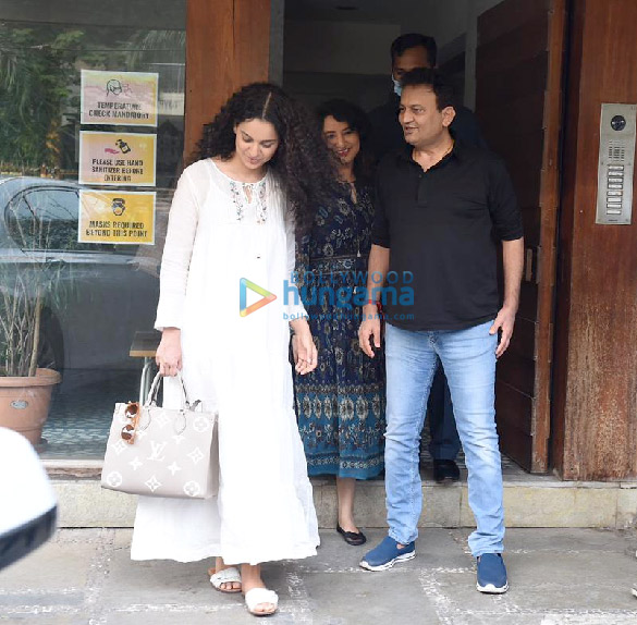Photos: Kangana Ranaut spotted in Juhu Photos: Kangana Ranaut spotted in Juhu