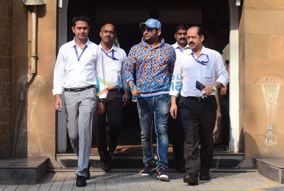 Photos: Kapil Sharma snapped outside the CP office Photos: Kapil Sharma snapped outside the CP office