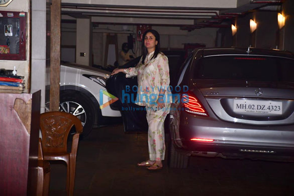 Photos: Kareena Kapoor Khan and Babita Kapoor snapped in Bandra Photos: Kareena Kapoor Khan and Babita Kapoor snapped in Bandra