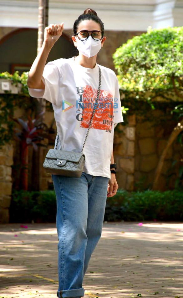 Photos: Karisma Kapoor snapped at Kareena Kapoor Khan’s house in Bandra