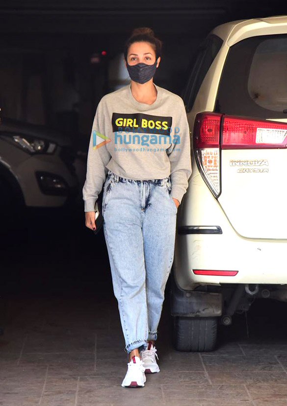 Photos: Malaika Arora and Amrita Arora snapped at Kareena Kapoor Khan’s house Photos: Malaika Arora and Amrita Arora snapped at Kareena Kapoor Khan’s house