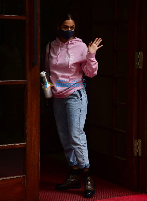 Photos: Malaika Arora spotted at Karan Johar’s house in Bandra Photos: Malaika Arora spotted at Karan Johar’s house in Bandra